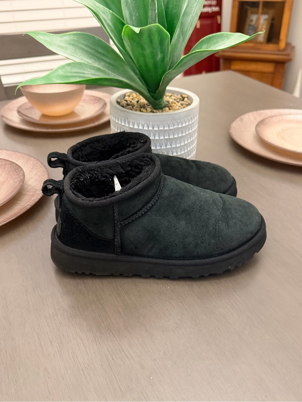 Womens  UGG Black ankle Winter boots size 6